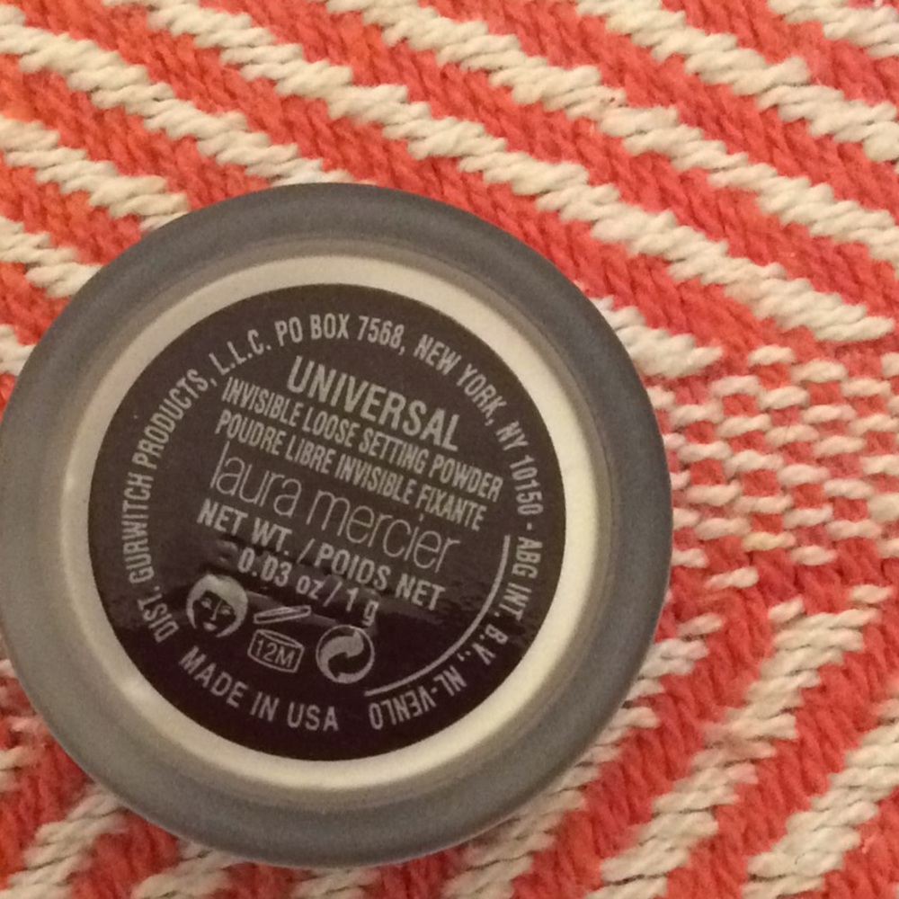New LAURA MERCIER Invisible Setting Powder - Picture 4 of 5
